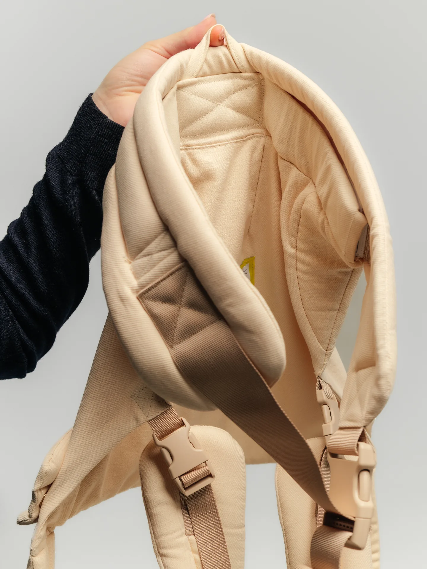 Noszenie dziecka na plecach w nosidle ergonomicznym Nelu Close