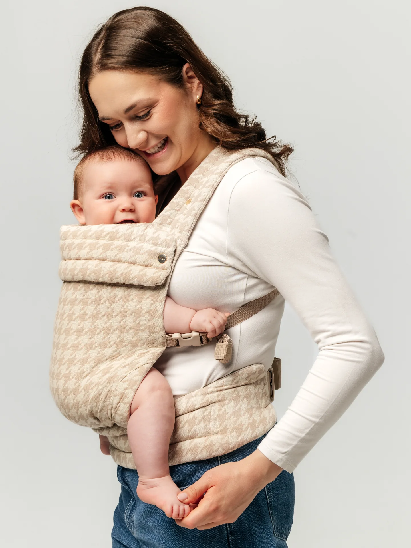 Mama nosząca niemowlę w ergonomicznym nosidle Nelu Close brzuchem do brzucha